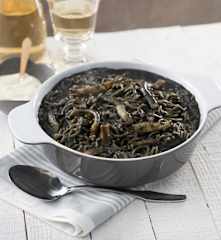 Fideuá negra de calamares