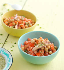 Salada de grão, tomate e atum com vinagreta de coentros e lima