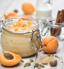 Kořeněná kukuřično-meruňková kaše