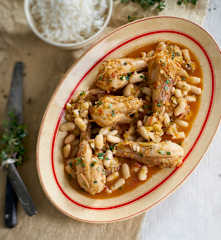 Pernas de frango guisadas com feijão