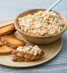Tostas de ensaladilla con maíz