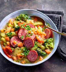 Gemüseeintopf mit Kartoffeln und Würstchen