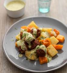 Salsiccia, zucca e patate con salsa