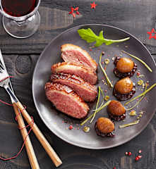 Magret de canard aux châtaignes, sauce aux airelles