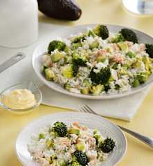 Arroz con brócoli, atún y aguacate