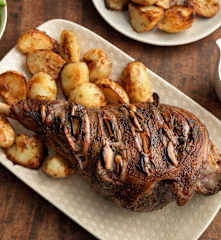 Lammkeule mit gerösteten Erdäpfeln, Gemüse und Minzsauce