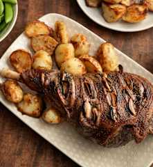 Pierna de cordero asada con patatas, calabaza y salsa de menta (MEATER)