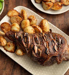 Αρνίσιο μπούτι με πατάτες και βινεγκρέτ δυόσμου