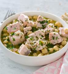 Garbanzos en salsa verde con salmón