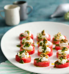 Canapè di anguria con feta e noci