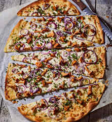 Flammkuchen mit Pfifferlingen und Speckcreme