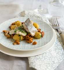 Gedämpfter Kräutersaibling mit Erdäpfeln & Eierschwammerln