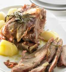 Peru com bacon e batatas