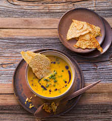 Möhren-Kürbissuppe mit Parmesanchips