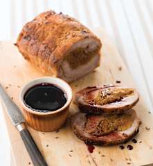 Lombo recheado com alperces com redução de vinho do Porto