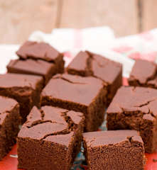 Čokoládovo-povidlový koláč z pohankové mouky