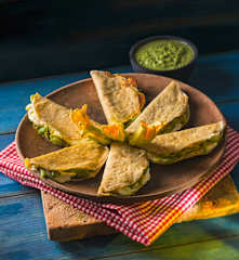Quesadillas de flor de calabaza y queso