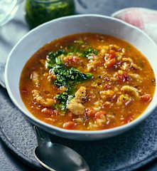 Minestrone mit Kräuterpesto und Putenbrust