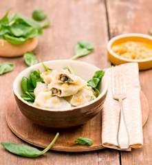 Pierogi z grzybami i szpinakiem