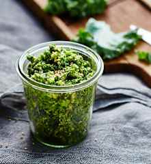 Pesto de chou kale, noix et sésame