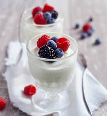 Quarkmousse mit Früchten der Saison