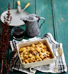 Gnocchi de batata com bacon, tomate e mozarela
