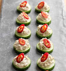 Canapè di cetrioli con mousse di tonno