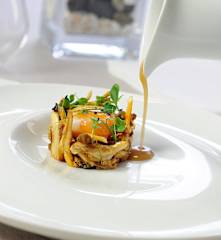 Setas de temporada con yema de huevo y crema suave de ajo (Julio Fernández Quintero)