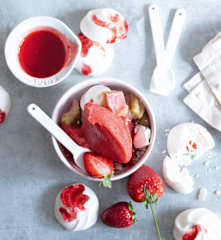 Sorbet fraise-rhubarbe, coulis de fraises, meringues