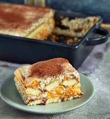 Stracciatella-Tiramisu mit Zimt und Mandarinen