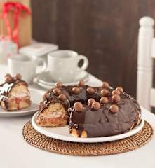 Roscón con mermelada de fresa y baño de chocolate