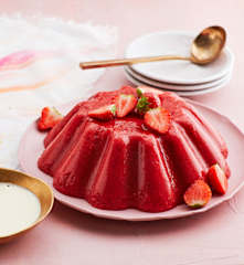 Erdbeer-Wackelpudding mit Holunder-Sabayon