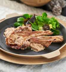 Chuletitas de cordero con picada de avellanas y nueces