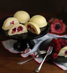 Bomba de chocolate branco e framboesas