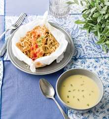 Papelote de salmão com noodles e creme de alho-francês