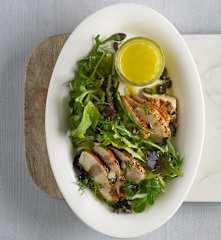 Hendlfilet auf Blattsalat mit Senfdressing