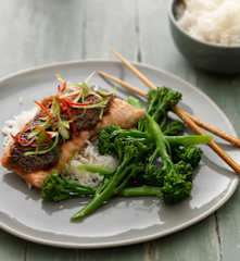 Łosoś w pikantnej glazurze pomidorowej