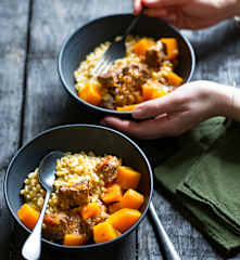 Bœuf à la butternut, au blé et aux herbes