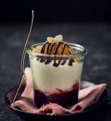 Kirsch-Windbeutel-Dessert