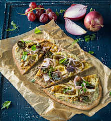Flammkuchen mit roten Zwiebeln und Trauben