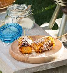 Mazorcas de maíz a la barbacoa con salsa de cilantro y queso