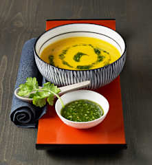 Kürbissuppe mit Korianderpesto