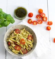 Salada de massa com atum e vinagrete de manjericão