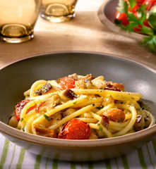 Bucatini mit Auberginen, Tomaten und Steinpilzen