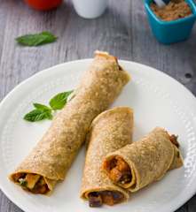 Crêpes de harina de garbanzos rellenas de ensalada de berenjenas