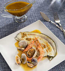 Rodaballo con almejas y gambas al vapor
