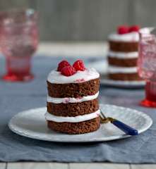 Schokoladen-Meringue-Türmchen mit Himbeeren
