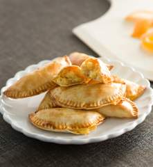 Empanadillas de naranja con crujiente de avellanas