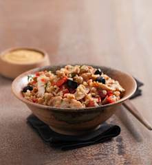 Sałatka z kaszą bulgur, kurczakiem i sosem mango-tahini