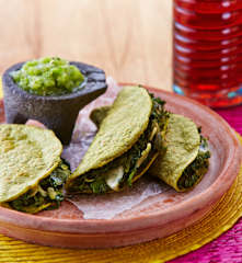 Quesadillas de quelites al comal